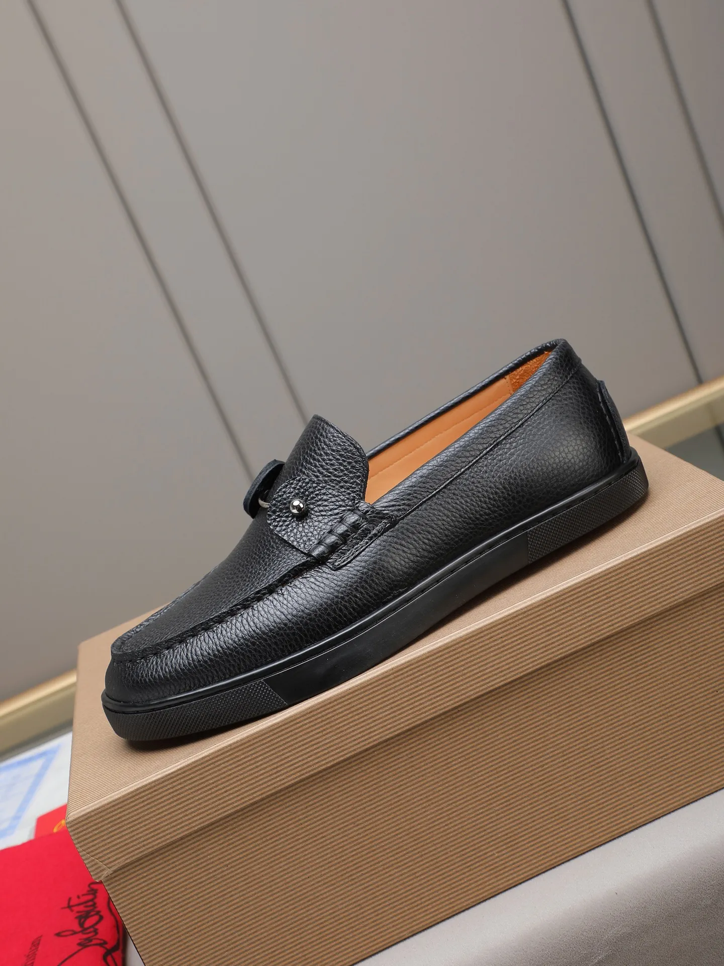 PP480 Christian Louboutin (red-soled shoes) Italian men's casual sneakers are shipped! Each pair of shoes from this Italian handmade shoe brand has a simple and classic design, which is very comfortable and versatile! The upper fabric of this shoe is made of imported cowhide, with high-end and comfortable cowhide lining! The outsole is made of original rubber bottom sheets and is lined with cowhide! Brand-specific mold-opening foot bed, exclusive private mold control! Original box packaging! 39 40 41 42 43 44 (38 45 46 customized)